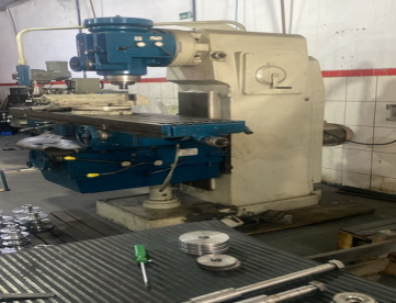 Foto: FRESADORA VERTICAL LAGUM - MODELO FVA-5LA - MESA 2000-400MM - ACOMPANHA 10 CONES