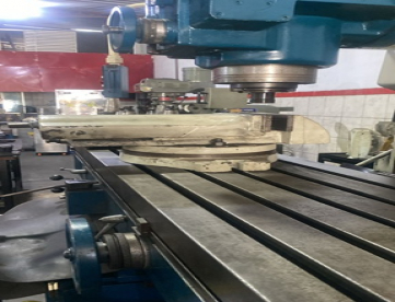 Foto: FRESADORA VERTICAL LAGUM - MODELO FVA-5LA - MESA 2000-400MM - ACOMPANHA 10 CONES