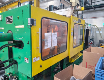 INJETORA DE PLÁSTICOS - PIC PETERSEN - 360T C/ NR12 - INVERSOR - ROBÔ STAR SEIKI ES-800II - ANO 1986