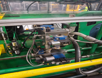 Foto: INJETORA DE PLÁSTICOS - PIC PETERSEN - 360T C/ NR12 - INVERSOR - ROBÔ STAR SEIKI ES-800II - ANO 1986