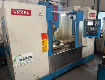 CENTRO DE USINAGEM VERTICAL - VEKER - MVK 1000C -COMANDO MITSUBICHI- 1000 x 500 x 570 MM-ANO 2010