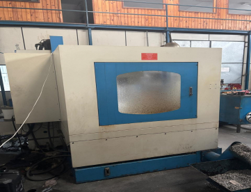 Foto: CENTRO DE USINAGEM VERTICAL - VEKER - MVK 1000C -COMANDO MITSUBICHI- 1000 x 500 x 570 MM-ANO 2010