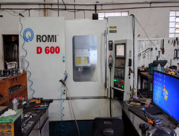 CENTRO DE USINAGEM VERTICAL - ROMI - D600 - ANO 2011 - 600 x 530 x 580MM - COMANDO FANUC - MÁQUINA SO USINOU ALUMÍNIO