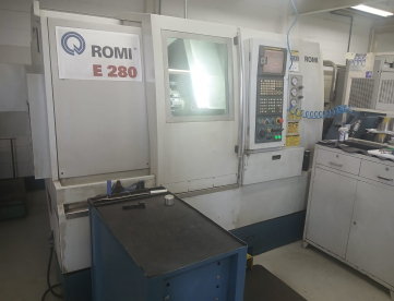 Foto: TORNO CNC ROMI E280 COM FERRAMENTA ACIONADA- COMANDO FANUC -ANO 2007