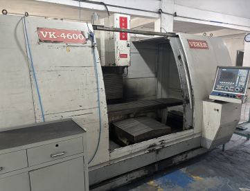 FRESADORA CNC VEKER VK 4600 - 1500 X 700 X 700 - ANO 2001