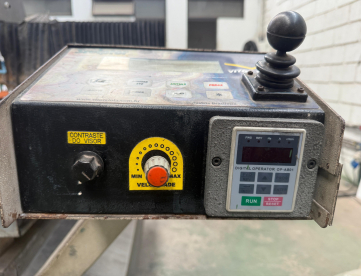 Foto: FRESADORA PANTOGRÁFICA CNC - VITOR CIOLA - SCULPTOR - ANO 2004