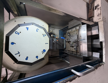 Foto: CENTRO DE USINAGEM, FURAÇÃO E ROSQUEAMENTO - ROMI - VTC30A - ANO 2007 - COMANDO FANUC -  COM TROCADOR DE PALLETS