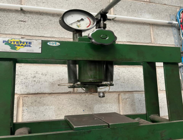 Foto: PRENSA HIDRÁULICA -  PATENTE BRASIL - 10 TONELADAS