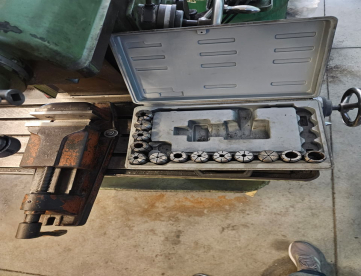 Foto: FRESADORA UNIVERSAL COM CABEÇOTE VERTICAL (ALEMÃ)