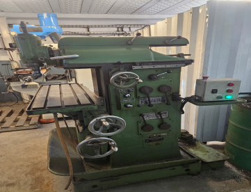 Foto: FRESADORA UNIVERSAL COM CABEÇOTE VERTICAL (ALEMÃ)