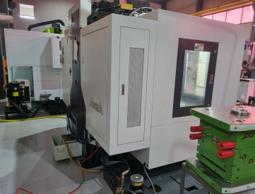 Foto: CENTRO DE USINAGEM VERTICAL - AWEA - AV-1000 - MITSUBISHI M70 - 1000 X 550 X 550MM - ANO 2010