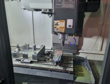 Foto: CENTRO DE USINAGEM VERTICAL - AWEA - AV-1000 - MITSUBISHI M70 - 1000 X 550 X 550MM - ANO 2010