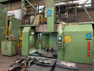 Foto: TORNO VERTICAL CNC - ROMI - VT2500M - ANO 2010 - CURSOS 2.700 x 2.100 MM - COM FERRAMENTAS ACIONADAS