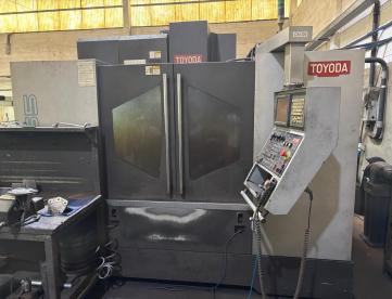 CENTRO DE USINAGEM VERTICAL - WELE TOYODA - FV965 - BT50 - 900 X 650 X 600 - COM 4º EIXO - ANO 2008