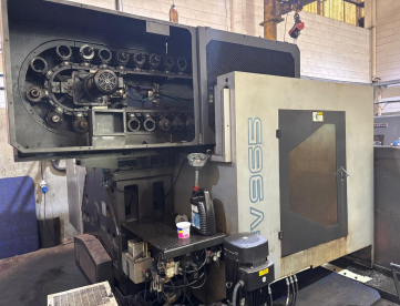 Foto: CENTRO DE USINAGEM VERTICAL - WELE TOYODA - FV965 - BT50 - 900 X 650 X 600 - COM 4º EIXO - ANO 2008