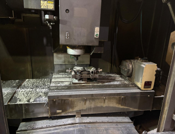 Foto: CENTRO DE USINAGEM VERTICAL - WELE TOYODA - FV965 - BT50 - 900 X 650 X 600 - COM 4º EIXO - ANO 2008