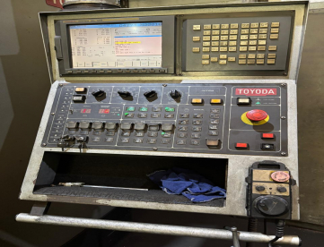 Foto: CENTRO DE USINAGEM VERTICAL - WELE TOYODA - FV965 - BT50 - 900 X 650 X 600 - COM 4º EIXO - ANO 2008