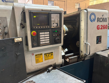 CENTRO DE TORNEAMENTO - ROMI - G260 - ANO 2005 - 260 x 500MM - COMANDO FANUC