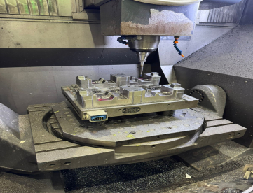 Foto: CENTRO DE USINAGEM 05 EIXOS - DMG - DMU 65 - ANO 2012 - 735 x 650 x 560 MM - COMANDO HEIDENHAIN