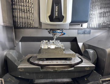 Foto: CENTRO DE USINAGEM 05 EIXOS - DMG - DMU 65 - ANO 2019 - 735 x 650 x 560 MM - COMANDO HEINDENHAIN