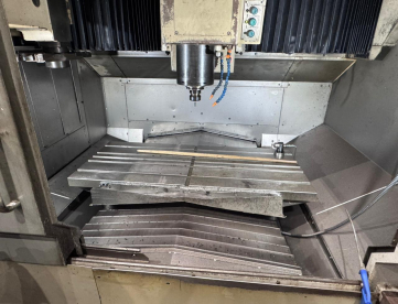 Foto: CENTRO DE USINAGEM VERTICAL - OKUMA - CS41 - ANO 2004 - 560 x 410 x 450 MM