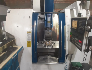 Foto: CENTRO DE USINAGEM VERTICAL - EXTRON - M4C 11