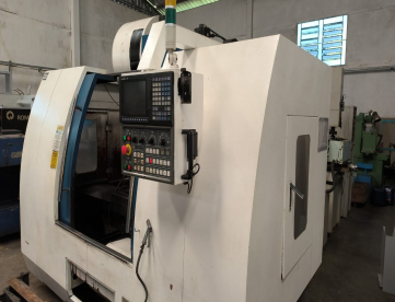 Foto: CENTRO DE USINAGEM VERTICAL - EXTRON - M4C 11