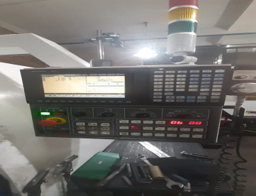 Foto: CENTRO DE USINAGEM VERTICAL - EXTRON - M4C 11