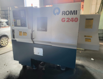 CENTRO DE TORNEAMENTO - ROMI - G240 - 240MM x 400MM - ANO 2007