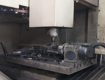 Foto: CENTRO DE USINAGEM VERTICAL CNC DMG DECKEL MAHO - MODELO DMC 835 V - ANO 2007