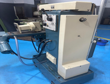 Foto: FRESADORA UNIVERSAL - AZERF - ASA/A - 800 X 250 X 400- ISO 30 - CABEÇOTE VERTICAL - CABEÇOTE CHAVETEIRO - EIXO PORTA FRESA