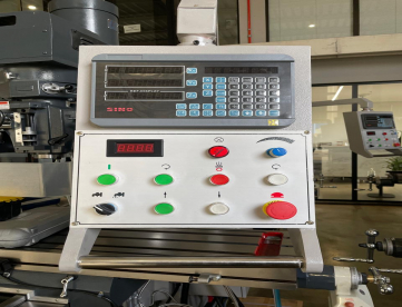 Foto: FRESADORA FERRAMENTEIRA - SINO - ISO 40 - COM DIGITAL NOS 3 EIXOS - COMPLETA - MÁQUINA NOVA