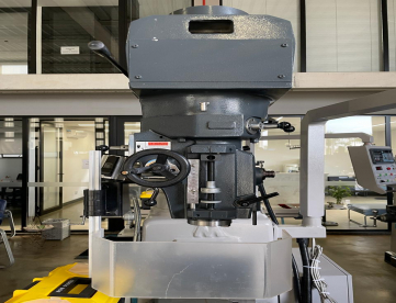 Foto: FRESADORA FERRAMENTEIRA - SINO - ISO 40 - COM DIGITAL NOS 3 EIXOS - COMPLETA - MÁQUINA NOVA