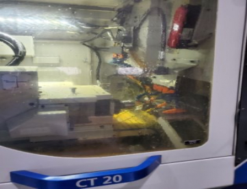 Foto: TORNO CNC AUTOMÁTICO DE CABEÇOTE MÓVEL - TORNOS - CT20 - COM ALIMENTADOR DE BARRAS - ANO 2014