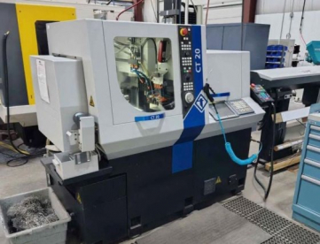 TORNO CNC AUTOMÁTICO DE CABEÇOTE MÓVEL - TORNOS - CT20 - COM ALIMENTADOR DE BARRAS - ANO 2014