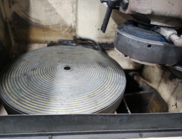 Foto: RETIFICA BLANCHARD (EUA) - MODELO 18-36 - MOTOR 25 CV - MESA 900 MM - REBOLO 18"