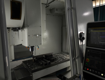 Foto: CENTRO DE USINAGEM VERTICAL - ROMI - D1000 - ANO 2021 - COMANDO FANUC - 1000 x 610 x 640 MM