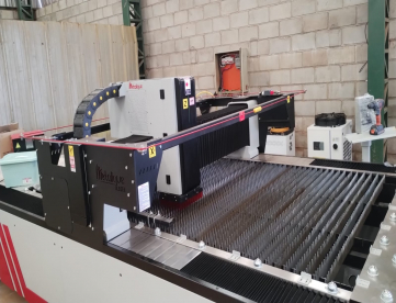 MAQUINA DE CORTE A LASER FIBRA METALIQUE CORTA INOX 1/2'' E CARBONO ATÉ 3/4'' MODELO M1530 3000 WATS -MESA 3000 X 1500 -ANO 2023
