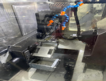 Foto: TORNO CNC AUTOMÁTICO DE CABEÇOTE MOVEL GILDEMEISTER -SPEED 12.5 LINEAR -COM ALIMENTADOR DE BARRAS -ANO 2006