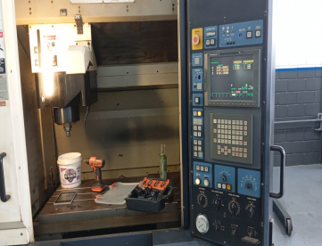 Foto: CENTRO DE USINAGEM VERTICAL MAKINO V55 -COMANDO FANUC -20000 RPM -CURSO 900 X 500 X 450 -ANO 2008