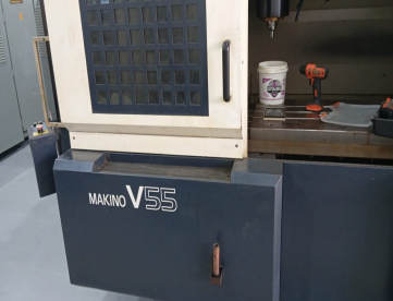 Foto: CENTRO DE USINAGEM VERTICAL MAKINO V55 -COMANDO FANUC -20000 RPM -CURSO 900 X 500 X 450 -ANO 2008