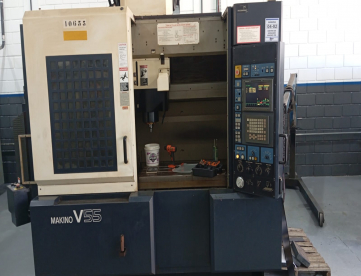 CENTRO DE USINAGEM VERTICAL MAKINO V55 -COMANDO FANUC -20000 RPM -CURSO 900 X 500 X 450 -ANO 2008