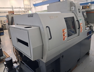 TORNO CNC AUTOMÁTICO DE CABEÇOTE MOVEL HANWHA  XD38H COM ALIMENTADOR DE BARRAS -ANO 2010