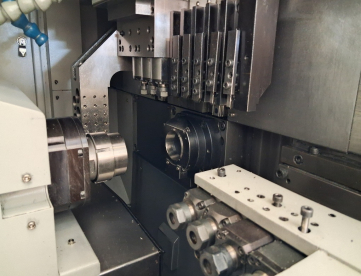 Foto: TORNO CNC AUTOMÁTICO DE CABEÇOTE MOVEL HANWHA  XD38H COM ALIMENTADOR DE BARRAS -ANO 2010
