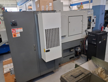 Foto: TORNO CNC AUTOMÁTICO DE CABEÇOTE MOVEL HANWHA  XD38H COM ALIMENTADOR DE BARRAS -ANO 2010