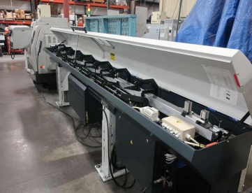 Foto: TORNO CNC AUTOMÁTICO DE CABEÇOTE MOVEL HANWHA STL32H/J 12 EIXOS -COM ALIMENTADOR DE BARRAS -ANO 2013