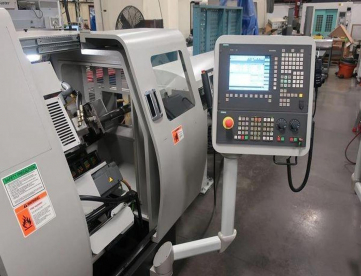 TORNO CNC AUTOMÁTICO DE CABEÇOTE MOVEL HANWHA STL32H/J 12 EIXOS -COM ALIMENTADOR DE BARRAS -ANO 2013