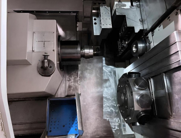 Foto: TORNO CNC AUTOMÁTICO DE CABEÇOTE MOVEL HANWHA STL32H/J- COM ALIMENTADOR DE BARRAS -COM 12 EIXOS  ANO 2012