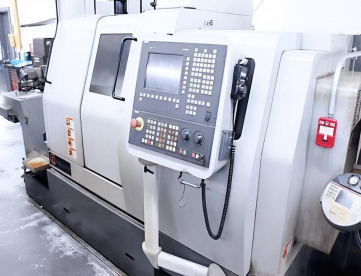 TORNO CNC AUTOMÁTICO DE CABEÇOTE MOVEL HANWHA STL32H/J- COM ALIMENTADOR DE BARRAS -COM 12 EIXOS  ANO 2012