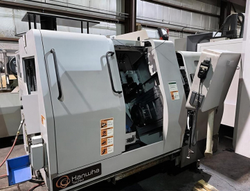 Foto: TORNO CNC AUTOMÁTICO DE CABEÇOTE MOVEL HANWHA STL32H/J- COM ALIMENTADOR DE BARRAS -COM 12 EIXOS  ANO 2012